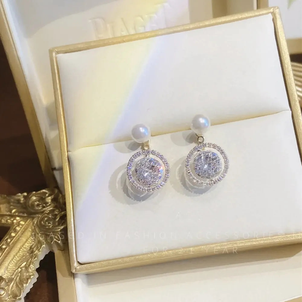 2022 Nueva tendencia Pendientes largos de perlas de simulación Pendientes colgantes de boda con diamantes de imitación y flores para mujer Pendientes de joyería coreana de moda