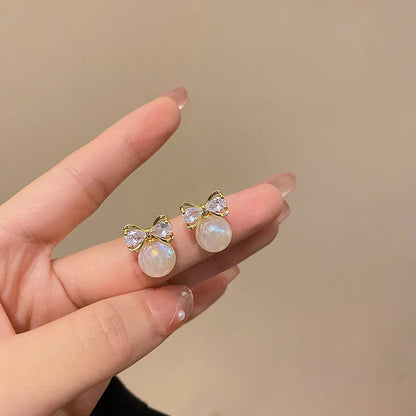 2022 Nueva tendencia Pendientes largos de perlas de simulación Pendientes colgantes de boda con diamantes de imitación y flores para mujer Pendientes de joyería coreana de moda