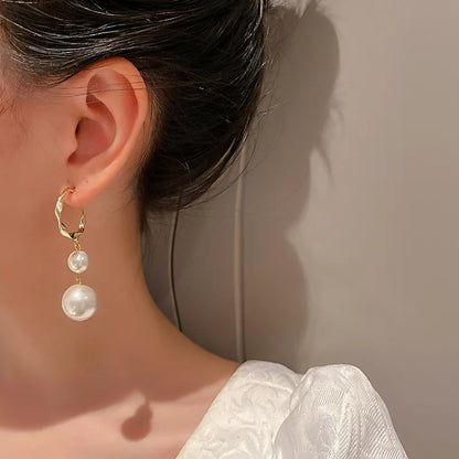 2022 Nueva tendencia Pendientes largos de perlas de simulación Pendientes colgantes de boda con diamantes de imitación y flores para mujer Pendientes de joyería coreana de moda