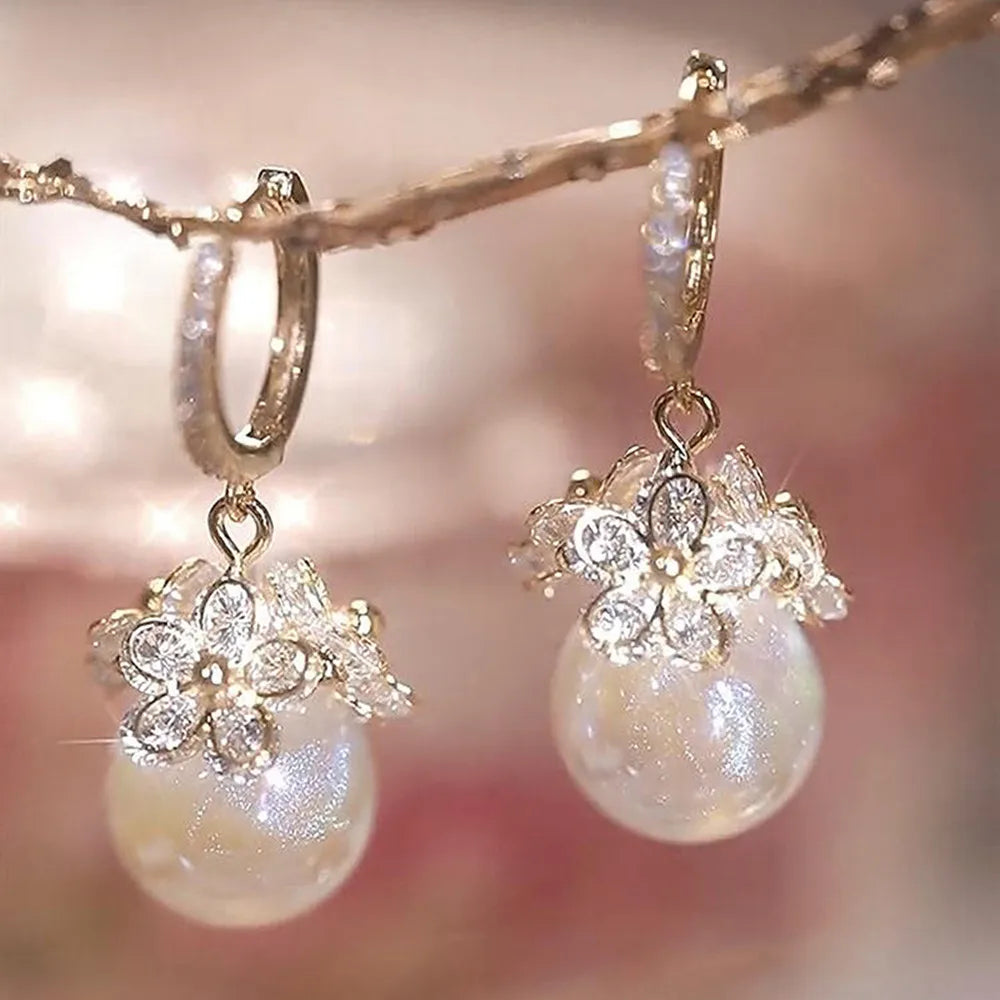 2022 Nueva tendencia Pendientes largos de perlas de simulación Pendientes colgantes de boda con diamantes de imitación y flores para mujer Pendientes de joyería coreana de moda