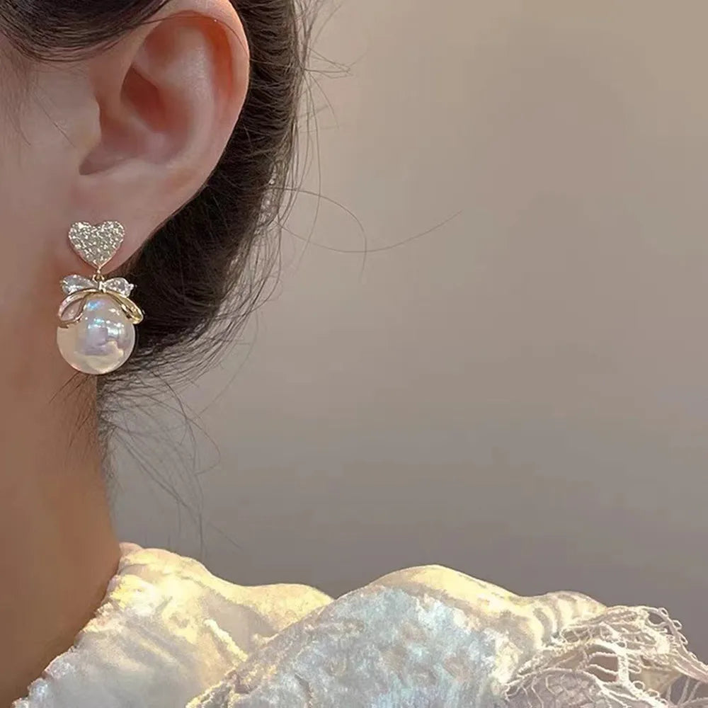 2022 Nueva tendencia Pendientes largos de perlas de simulación Pendientes colgantes de boda con diamantes de imitación y flores para mujer Pendientes de joyería coreana de moda