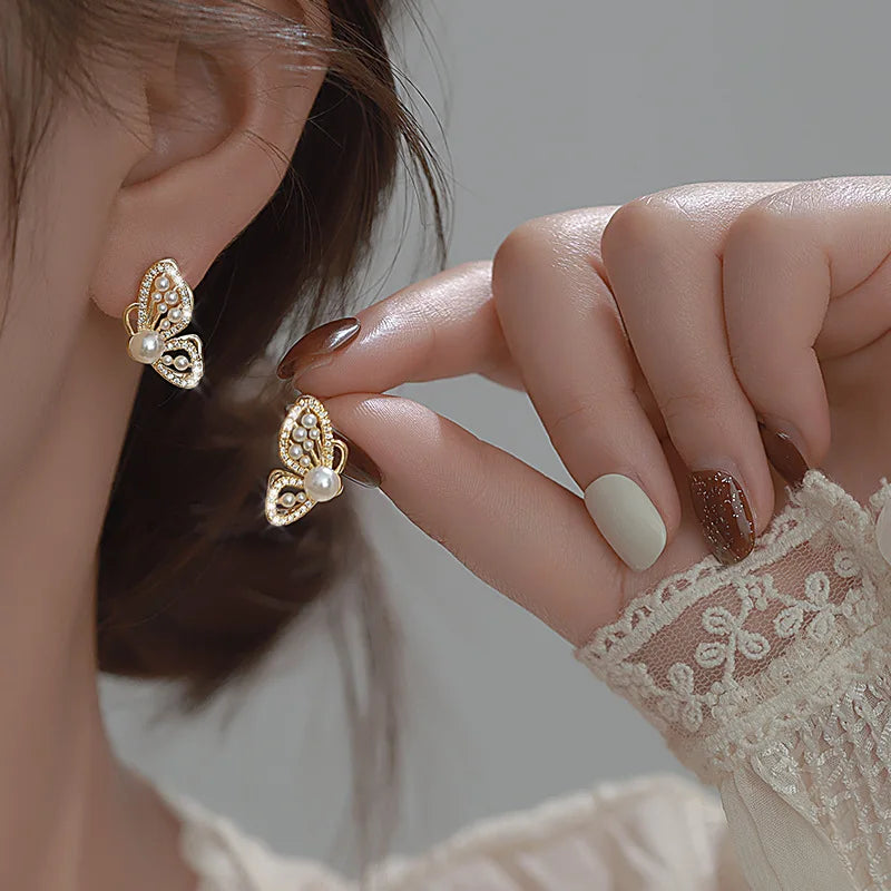 2022 Nueva tendencia Pendientes largos de perlas de simulación Pendientes colgantes de boda con diamantes de imitación y flores para mujer Pendientes de joyería coreana de moda