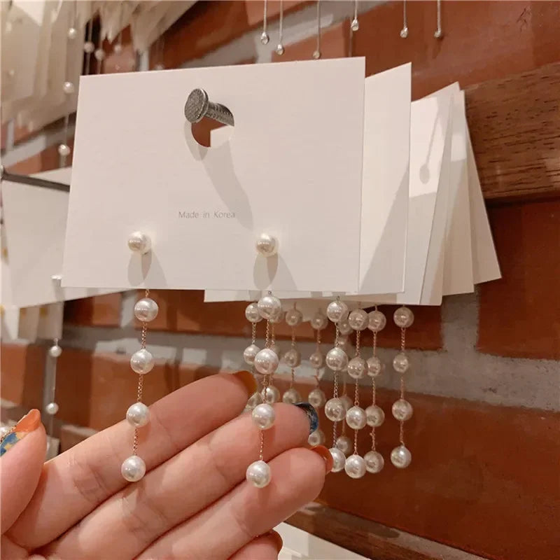 2022 Nueva tendencia Pendientes largos de perlas de simulación Pendientes colgantes de boda con diamantes de imitación y flores para mujer Pendientes de joyería coreana de moda