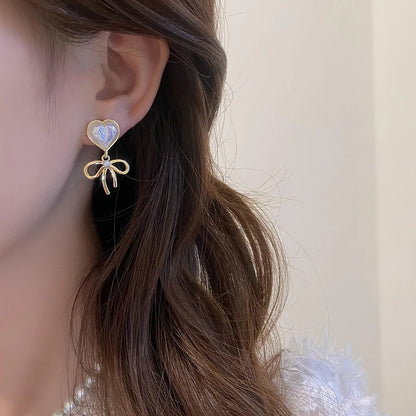 2022 Nueva tendencia Pendientes largos de perlas de simulación Pendientes colgantes de boda con diamantes de imitación y flores para mujer Pendientes de joyería coreana de moda