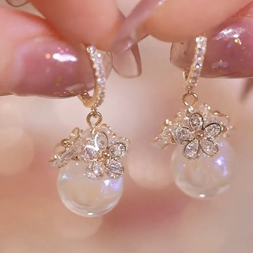 2022 Nueva tendencia Pendientes largos de perlas de simulación Pendientes colgantes de boda con diamantes de imitación y flores para mujer Pendientes de joyería coreana de moda