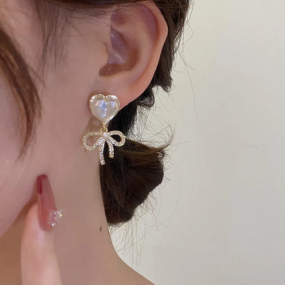 2022 Nueva tendencia Pendientes largos de perlas de simulación Pendientes colgantes de boda con diamantes de imitación y flores para mujer Pendientes de joyería coreana de moda