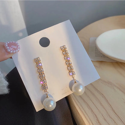 2022 Nueva tendencia Pendientes largos de perlas de simulación Pendientes colgantes de boda con diamantes de imitación y flores para mujer Pendientes de joyería coreana de moda