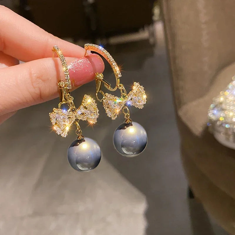 2022 Nueva tendencia Pendientes largos de perlas de simulación Pendientes colgantes de boda con diamantes de imitación y flores para mujer Pendientes de joyería coreana de moda