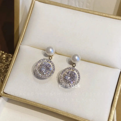 2022 Nueva tendencia Pendientes largos de perlas de simulación Pendientes colgantes de boda con diamantes de imitación y flores para mujer Pendientes de joyería coreana de moda