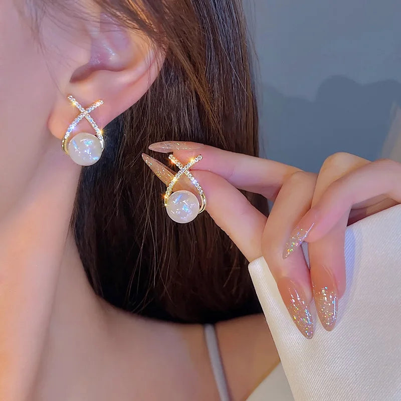 2022 Nueva tendencia Pendientes largos de perlas de simulación Pendientes colgantes de boda con diamantes de imitación y flores para mujer Pendientes de joyería coreana de moda