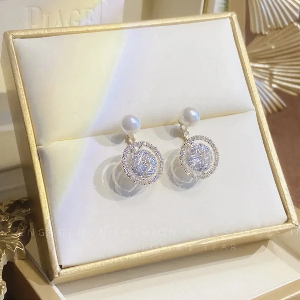 2022 Nueva tendencia Pendientes largos de perlas de simulación Pendientes colgantes de boda con diamantes de imitación y flores para mujer Pendientes de joyería coreana de moda