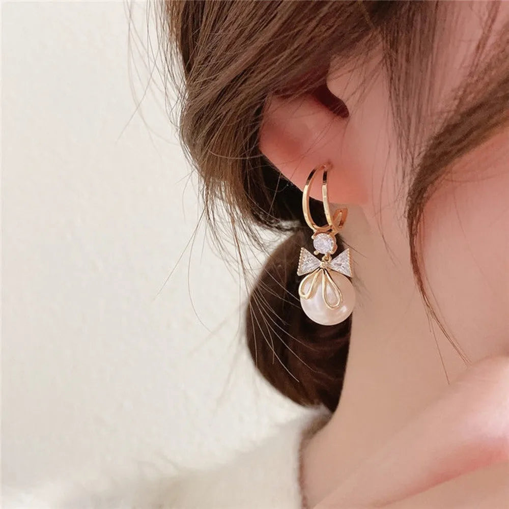 2022 Nueva tendencia Pendientes largos de perlas de simulación Pendientes colgantes de boda con diamantes de imitación y flores para mujer Pendientes de joyería coreana de moda