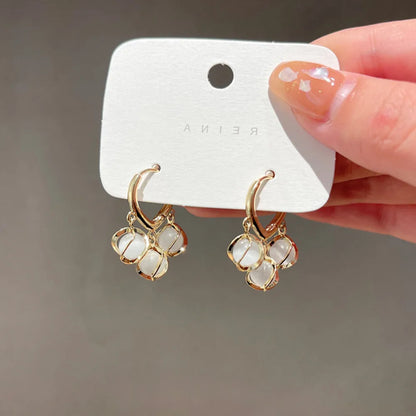 2022 Nueva tendencia Pendientes largos de perlas de simulación Pendientes colgantes de boda con diamantes de imitación y flores para mujer Pendientes de joyería coreana de moda