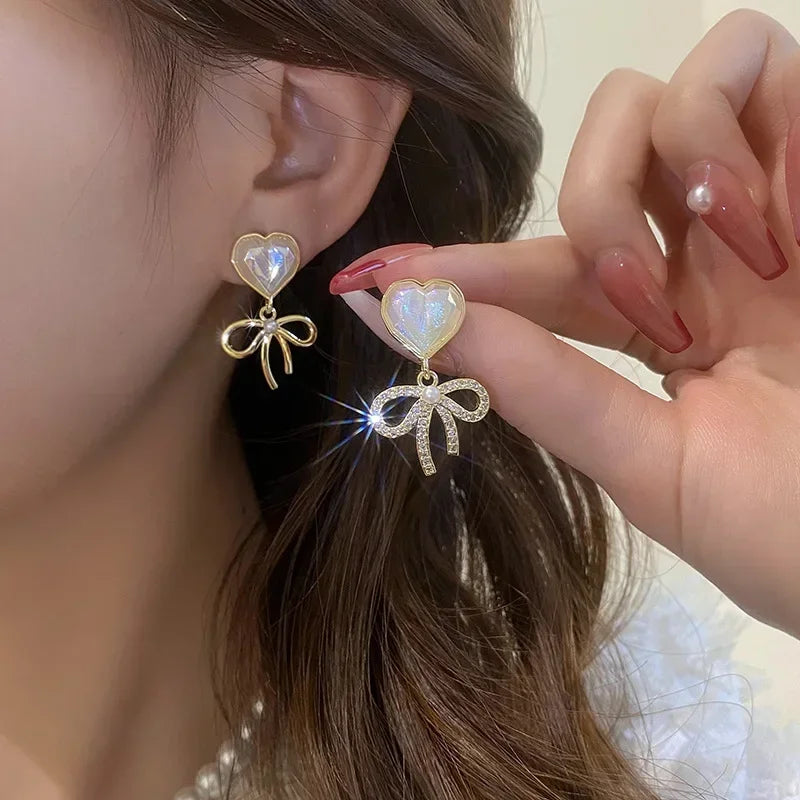 2022 Nueva tendencia Pendientes largos de perlas de simulación Pendientes colgantes de boda con diamantes de imitación y flores para mujer Pendientes de joyería coreana de moda