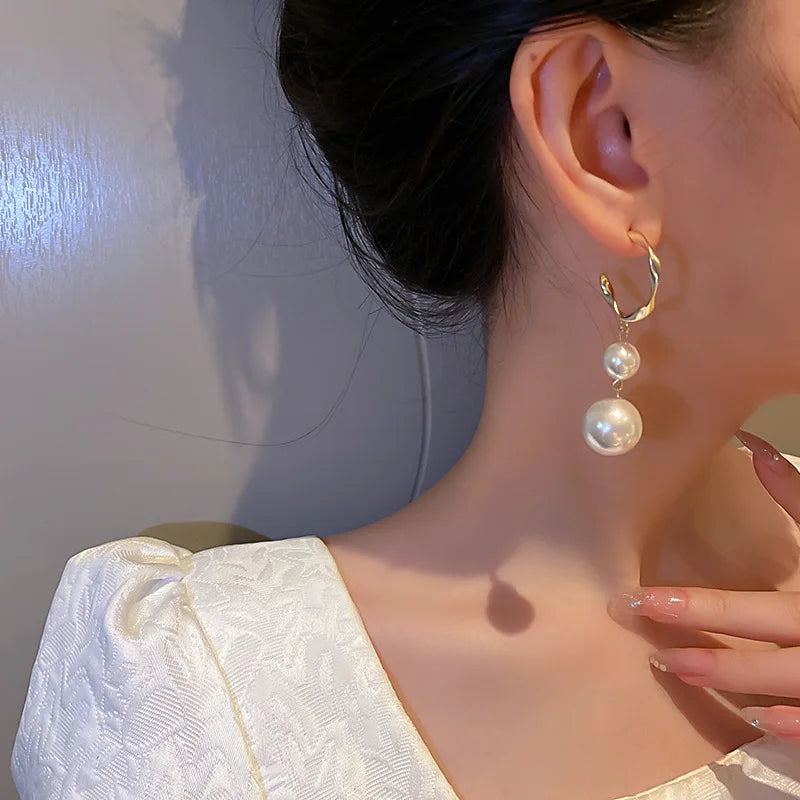 2022 Nueva tendencia Pendientes largos de perlas de simulación Pendientes colgantes de boda con diamantes de imitación y flores para mujer Pendientes de joyería coreana de moda