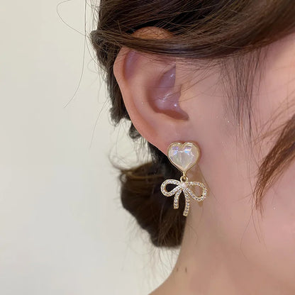 2022 Nueva tendencia Pendientes largos de perlas de simulación Pendientes colgantes de boda con diamantes de imitación y flores para mujer Pendientes de joyería coreana de moda