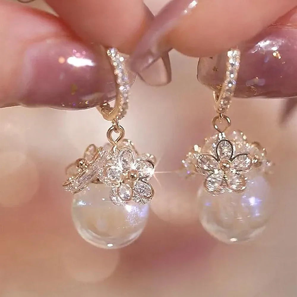 2022 Nueva tendencia Pendientes largos de perlas de simulación Pendientes colgantes de boda con diamantes de imitación y flores para mujer Pendientes de joyería coreana de moda