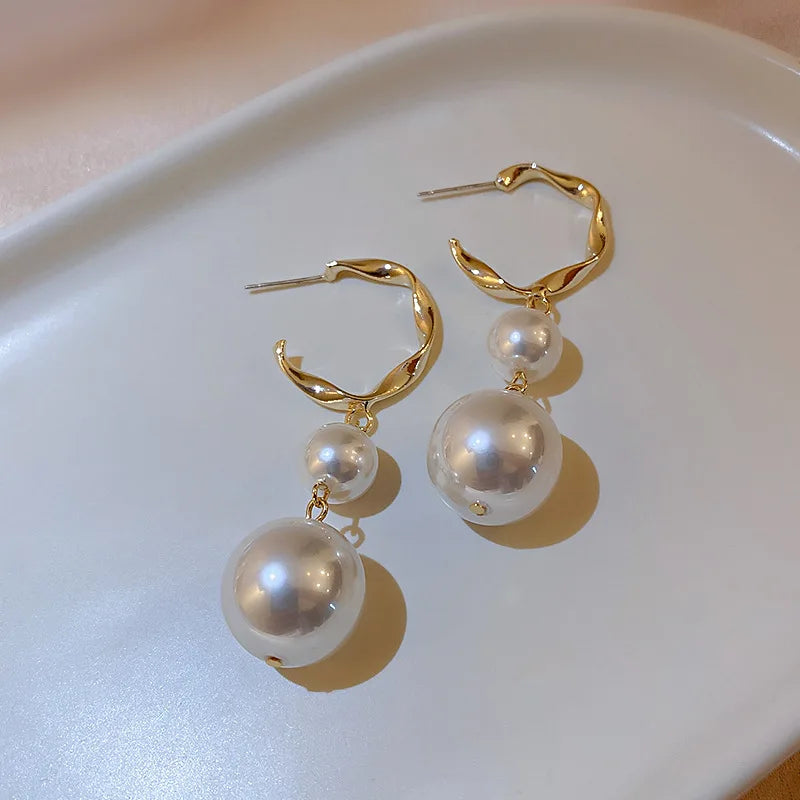 2022 Nueva tendencia Pendientes largos de perlas de simulación Pendientes colgantes de boda con diamantes de imitación y flores para mujer Pendientes de joyería coreana de moda