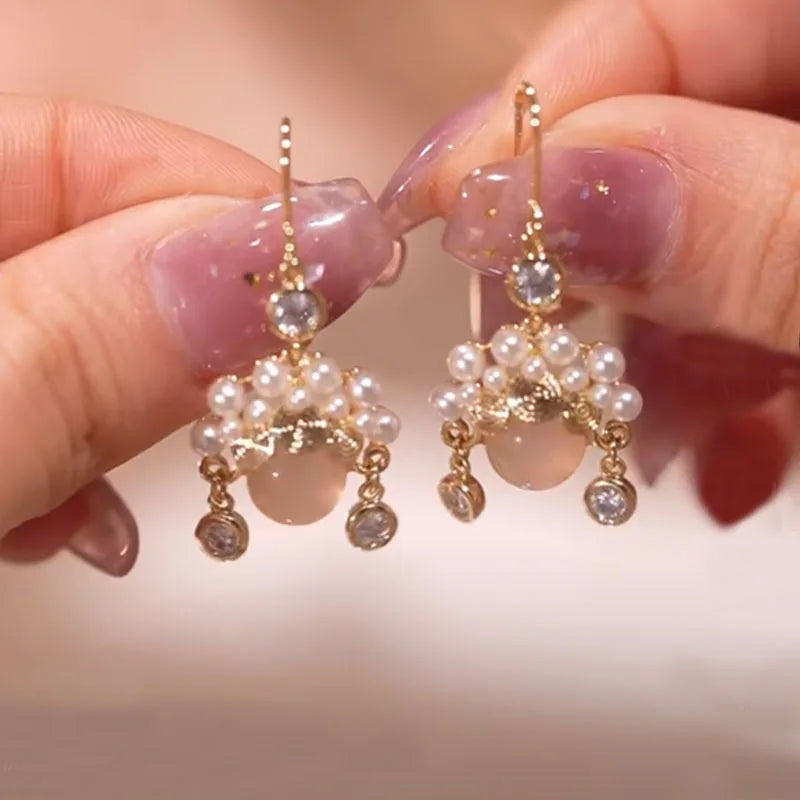 2022 Nueva tendencia Pendientes largos de perlas de simulación Pendientes colgantes de boda con diamantes de imitación y flores para mujer Pendientes de joyería coreana de moda