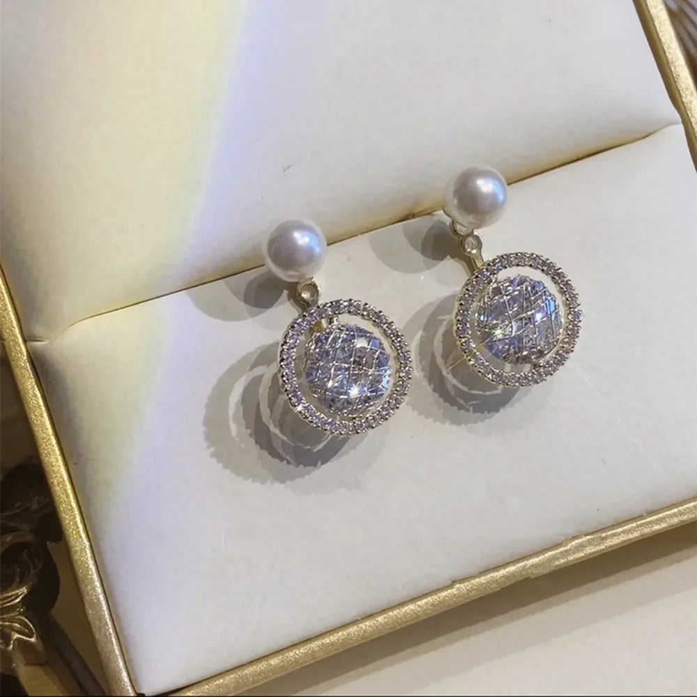 2022 Nueva tendencia Pendientes largos de perlas de simulación Pendientes colgantes de boda con diamantes de imitación y flores para mujer Pendientes de joyería coreana de moda