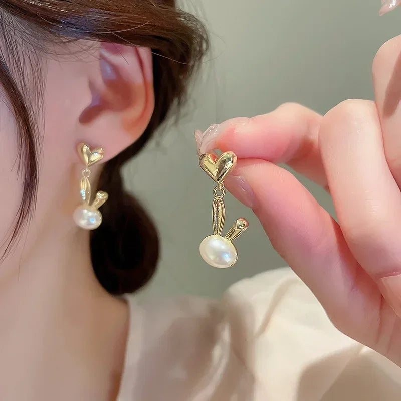 2022 Nueva tendencia Pendientes largos de perlas de simulación Pendientes colgantes de boda con diamantes de imitación y flores para mujer Pendientes de joyería coreana de moda