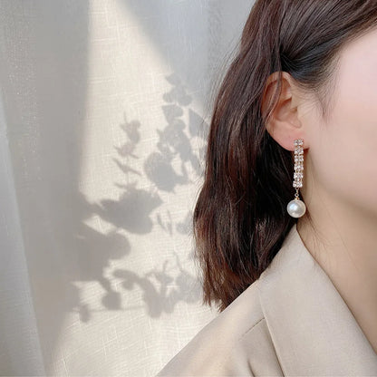 2022 Nueva tendencia Pendientes largos de perlas de simulación Pendientes colgantes de boda con diamantes de imitación y flores para mujer Pendientes de joyería coreana de moda