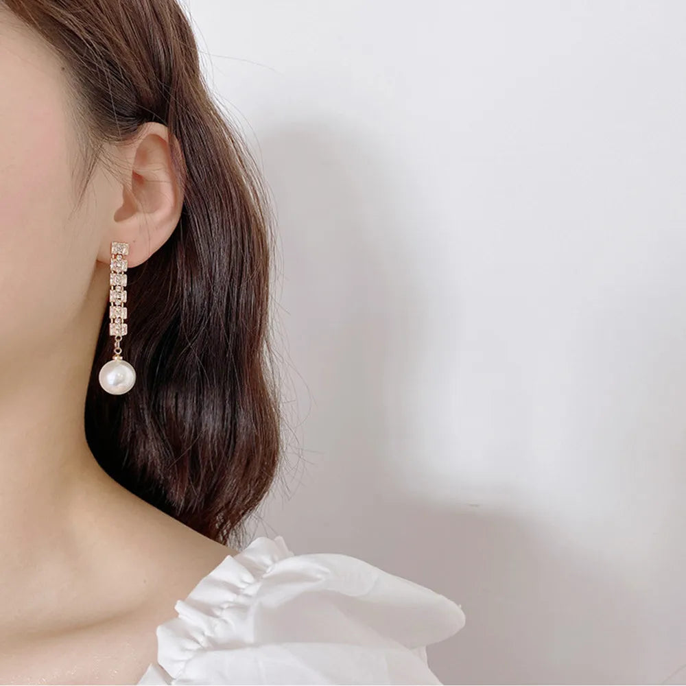 2022 Nueva tendencia Pendientes largos de perlas de simulación Pendientes colgantes de boda con diamantes de imitación y flores para mujer Pendientes de joyería coreana de moda