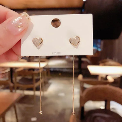 2022 Nueva tendencia Pendientes largos de perlas de simulación Pendientes colgantes de boda con diamantes de imitación y flores para mujer Pendientes de joyería coreana de moda