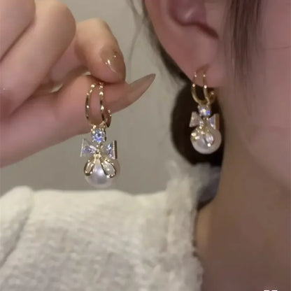 2022 Nueva tendencia Pendientes largos de perlas de simulación Pendientes colgantes de boda con diamantes de imitación y flores para mujer Pendientes de joyería coreana de moda