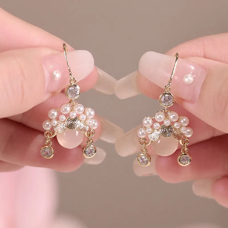 2022 Nueva tendencia Pendientes largos de perlas de simulación Pendientes colgantes de boda con diamantes de imitación y flores para mujer Pendientes de joyería coreana de moda