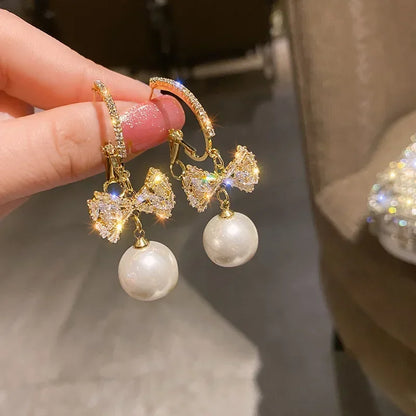 2022 Nueva tendencia Pendientes largos de perlas de simulación Pendientes colgantes de boda con diamantes de imitación y flores para mujer Pendientes de joyería coreana de moda