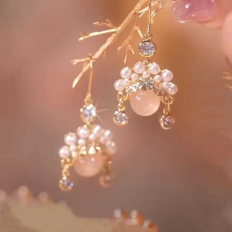 2022 Nueva tendencia Pendientes largos de perlas de simulación Pendientes colgantes de boda con diamantes de imitación y flores para mujer Pendientes de joyería coreana de moda